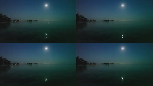 的夜晚。海上的月亮和水中的倒影高清在线视频素材下载