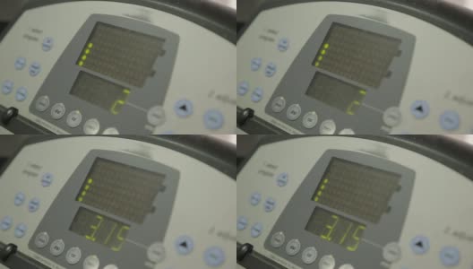 平移镜头，有氧运动的机器站在空的健身房高清在线视频素材下载