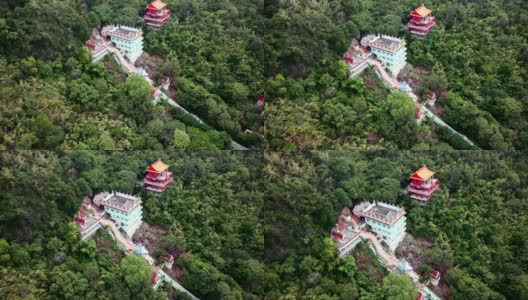 龙像与寺庙和红色神社在热带雨林的山在Wat Ban Tham高清在线视频素材下载