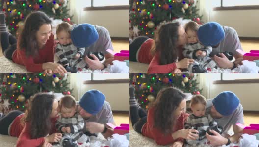 慈爱的父母庆祝宝宝的第一个圣诞节高清在线视频素材下载