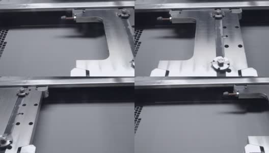 在工业粉末3d打印机内对准金属粉末。金属激光烧结机。在工作室内对金属粉末进行平滑处理。新型现代渐进增材3D打印技术。高清在线视频素材下载