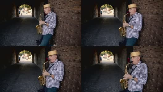 戴着帽子的街头音乐家吹萨克斯风高清在线视频素材下载