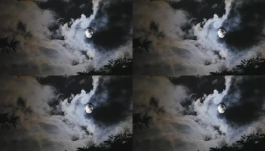 满月穿过夜空中的云。间隔拍摄高清在线视频素材下载
