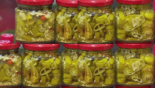 罐头青椒。装着腌菜的玻璃罐。高清在线视频素材下载