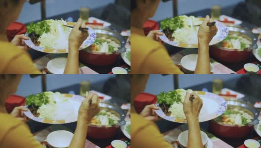 年长的女人吃着素食涮锅。高清在线视频素材下载