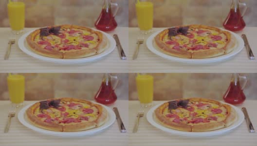 新鲜的热披萨配上香肠和奶酪放在白色的盘子里高清在线视频素材下载