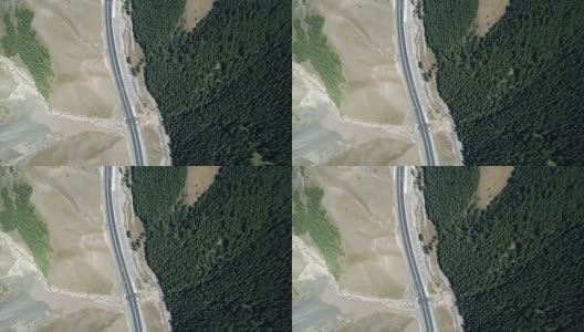森林与山脉之间的新疆高速公路俯视图高清在线视频素材下载