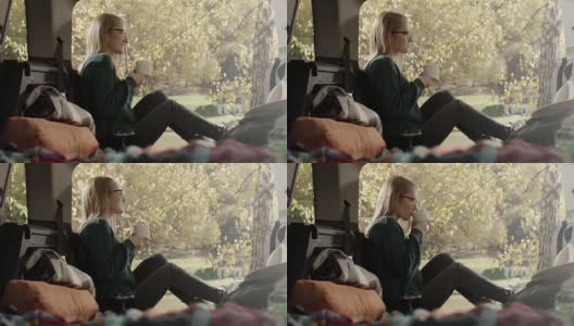 金发女人坐在车后座喝着咖啡高清在线视频素材下载