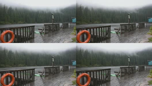 在黑森林里，水边木桥和Mummelsee湖在下雨时的水流运动高清在线视频素材下载
