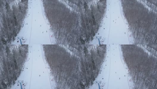 在滑雪场滑雪和滑板滑雪的人们经过滑雪电梯高清在线视频素材下载