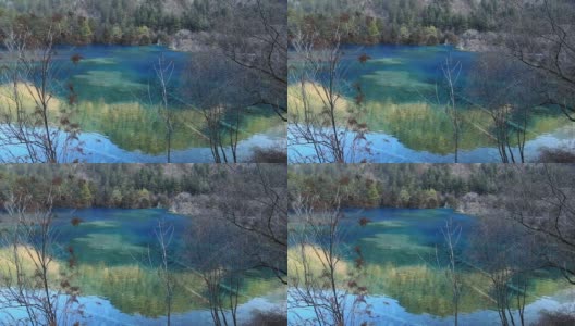 九寨沟冬天的五彩湖，瀑布，森林，山脉高清在线视频素材下载