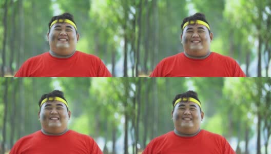 一个快乐的胖子在公园里大笑高清在线视频素材下载