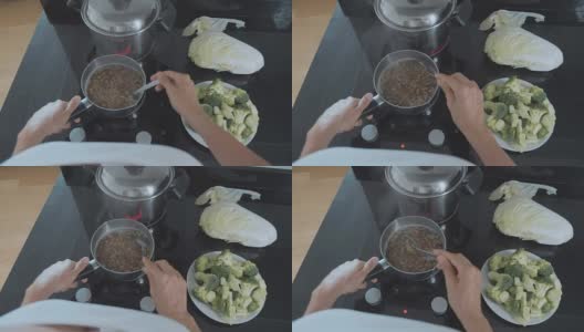 POV的手用勺子搅拌煮扁豆的蔬菜汤，特写。高清在线视频素材下载