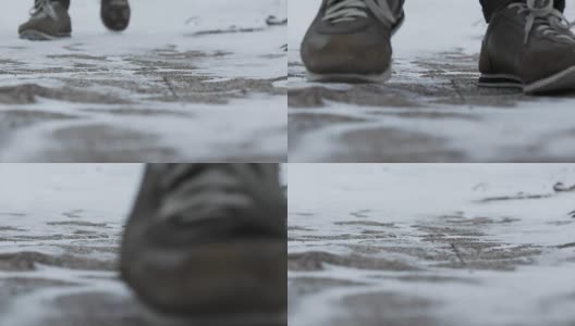 男性的腿在冬天的鞋子走在雪地上的特写。镜头，在冬天穿着雪鞋和钉鞋在雪地上行走的景象。穿靴子的男人们的腿挡住了白雪覆盖的小路高清在线视频素材下载