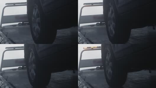拖车在雨天把一辆SUV拖到卡车后面高清在线视频素材下载