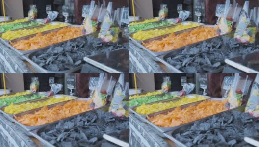 街头美食展示上的彩色薯片。节日上的街头快餐高清在线视频素材下载