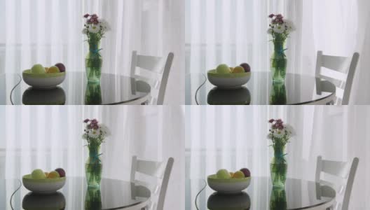 桌上有鲜花和水果高清在线视频素材下载