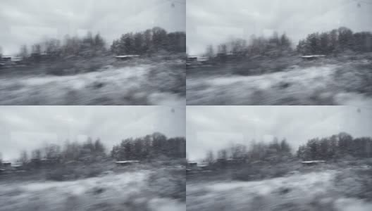 冬天的森林和村庄透过火车的窗户。高清在线视频素材下载
