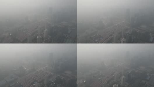 城市在严重的雾霾和空气污染。建筑物和道路在白天的雾高清在线视频素材下载