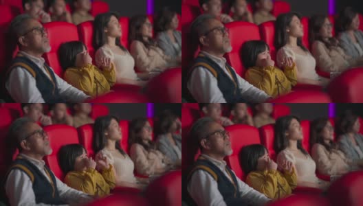 亚洲华人活跃的老人和他的孙女在电影院看伤感感人的电影高清在线视频素材下载