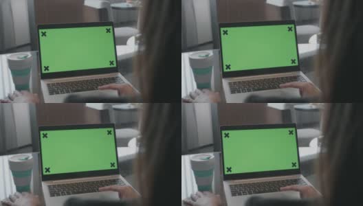特写女人使用Chroma键屏幕笔记本电脑在家里的桌子上高清在线视频素材下载