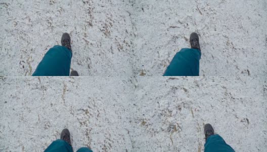 慢镜头:POV脚在雪地上行走高清在线视频素材下载