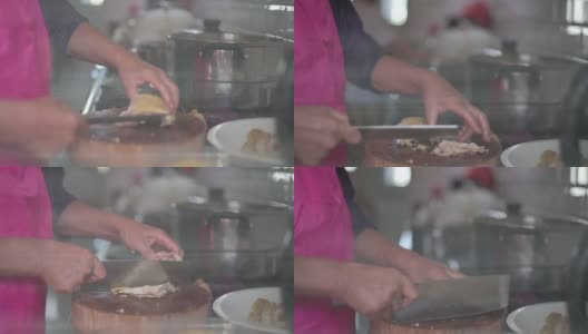 一名中国老人在厨房切鸡，为家人准备春节团圆饭高清在线视频素材下载