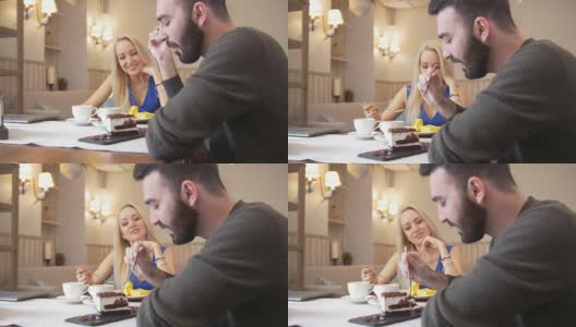 幸福的白人夫妇在咖啡馆里吃着甜点聊天高清在线视频素材下载