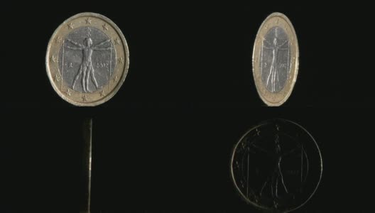 一欧元背面硬币孤立在黑色背景。旋转高清在线视频素材下载