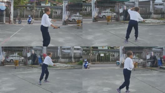 一位老妇人在停车场练习中国手扇子舞高清在线视频素材下载