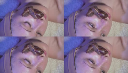 美容院里女人脸上的两大医蜗牛刺高清在线视频素材下载