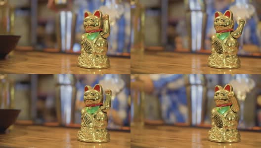 韩国餐厅吧台上的金色幸运猫颈猴高清在线视频素材下载