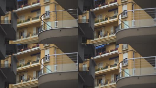 欧洲城市多层公寓的窗户，鲜花阳台高清在线视频素材下载