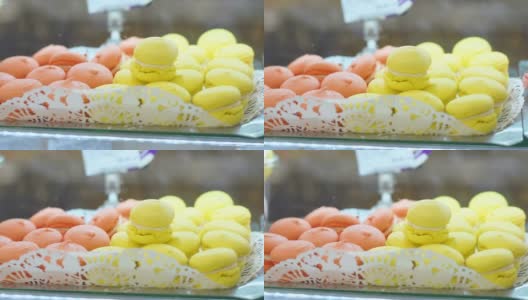 在商店的柜台上明亮的蛋糕，糕点和棉花糖的特写。高清在线视频素材下载