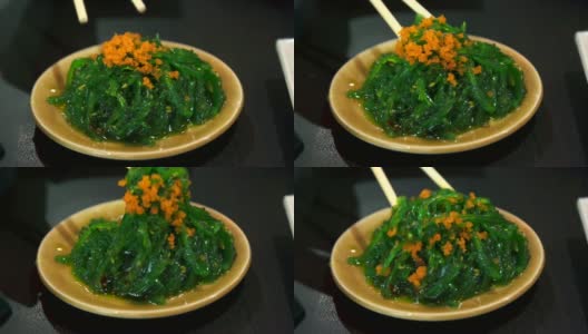 日本女子吃海草沙拉配虾蛋。高清在线视频素材下载