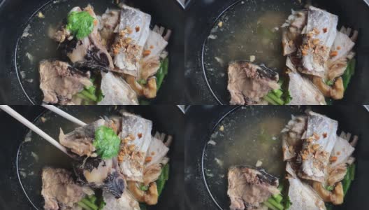 俯视鱼汤，常见的海鲜配米饭。健康食品的概念。高清在线视频素材下载