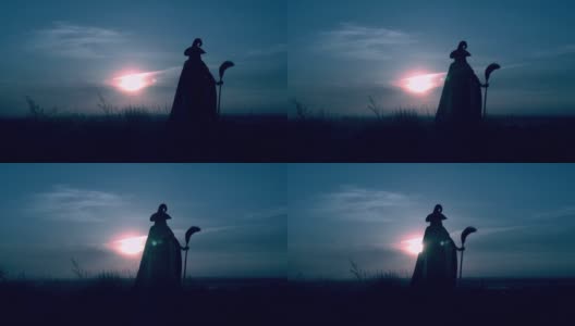 一个穿着女巫服装的女人在山上扫把夜高清在线视频素材下载