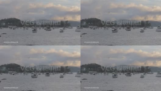 在巴西S?o保罗州的伊尔哈贝拉岛，一艘帆船在日落时随风摇摆高清在线视频素材下载