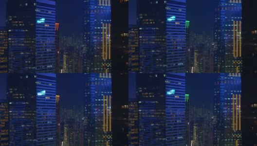 夜间灯光照亮香港市中心海湾大厦倒影屋顶全景4k中国高清在线视频素材下载