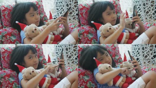 亚洲女孩与圣诞熊自拍高清在线视频素材下载