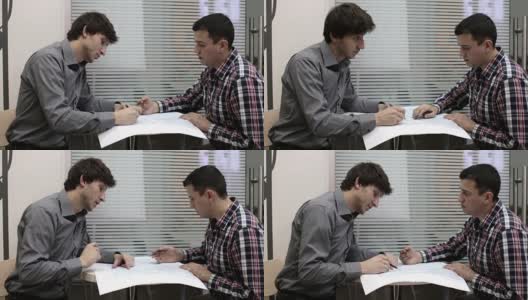 两名建筑工程师在办公室绘制图纸高清在线视频素材下载