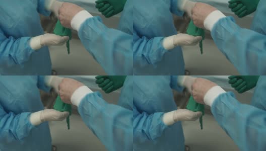 外科医生在准备手术时戴上手套高清在线视频素材下载