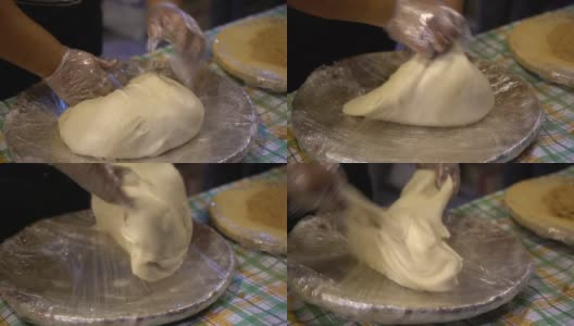 4K亚洲人烹饪流行的糯米糕夜市高清在线视频素材下载