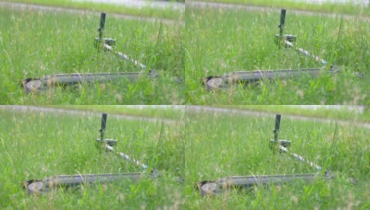 Scooter被遗弃在草地上，4k慢镜头，每秒60帧高清在线视频素材下载