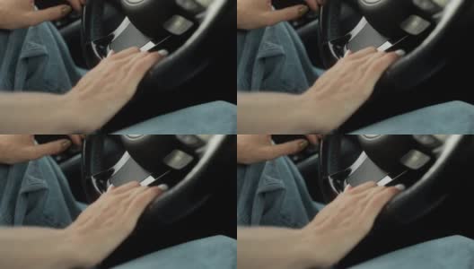 女商人的手放在汽车方向盘上。高清在线视频素材下载