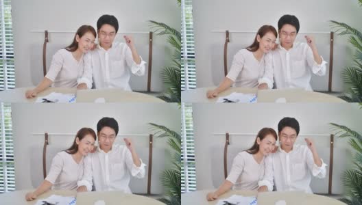 慢动作激动的亚洲夫妇使用笔记本电脑，获奖者高清在线视频素材下载