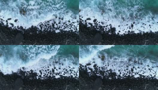 海浪撞击岩石的鸟瞰图高清在线视频素材下载