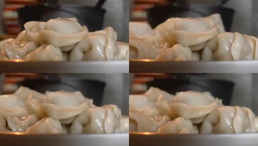 手工制作的西伯利亚皮耳曼尼。俄罗斯水饺，一种用新鲜面团填入切碎的肉或鱼制成的水煮食品。高清在线视频素材下载
