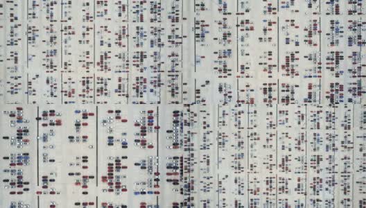 一排排新车的鸟瞰图高清在线视频素材下载