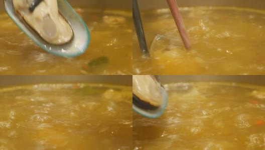 4k特写冬阴功汤在厨房的锅里沸腾高清在线视频素材下载
